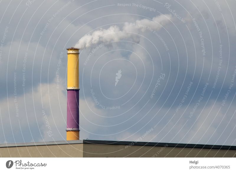 Rauchzeichen - bunter Schornstein in Chemnitz stößt Rauch aus Himmel Wolken CO2 Luftverschmutzung Umweltverschmutzung Heizkraftwerk Industrie Klimawandel