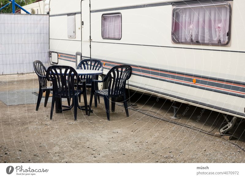 Camping Bus Wohnmobil Reise Familie Stühle Tisch Streifen fremde Länder Urlaub Stellplatz Gardinen Fernweh von Ort zu Ort Unabhängigkeit Freiheit ungebunden