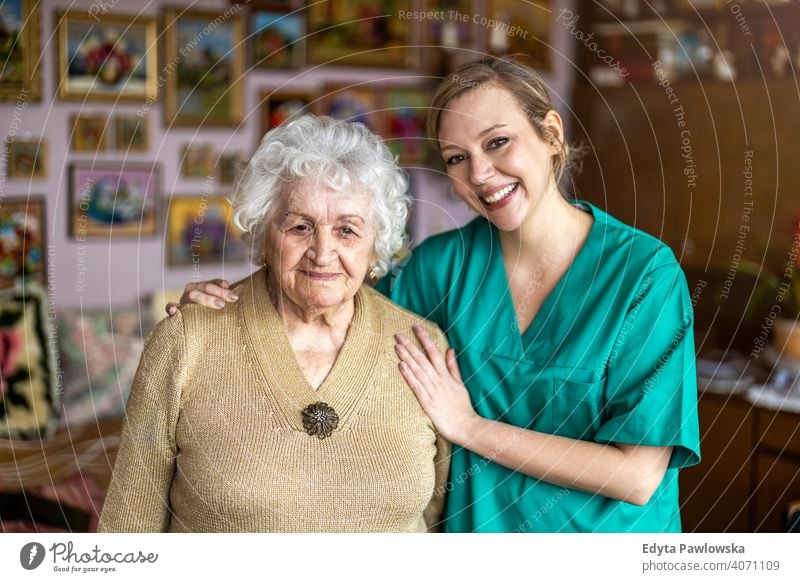 Freundliche Krankenschwester unterstützt eine ältere Dame echte Menschen offen Frau Senior reif Kaukasier heimwärts Haus alt Alterung häusliches Leben