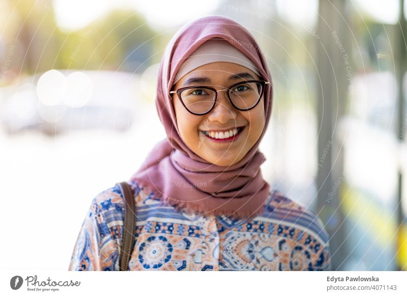 Lächelnde junge Frau trägt Hijab im Freien Kopftuch muslimisch Islam arabisch Sommer Mädchen Menschen junger Erwachsener Lifestyle aktiv tausendjährig außerhalb