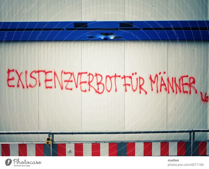 Existensverbot Baustelle Graffiti Maenner Schrift Menschenleer Außenaufnahme Farbfoto Text Motto Genderismus beängstigend Unkultur