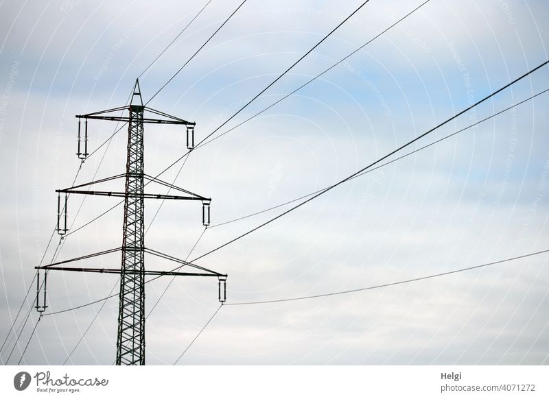 Strommast mit Hochspannungsleitungen vor bewölktem Himmel Stromleitungen Elektrizität Energie Energiewirtschaft Technik & Technologie Leitung Kabel CO2
