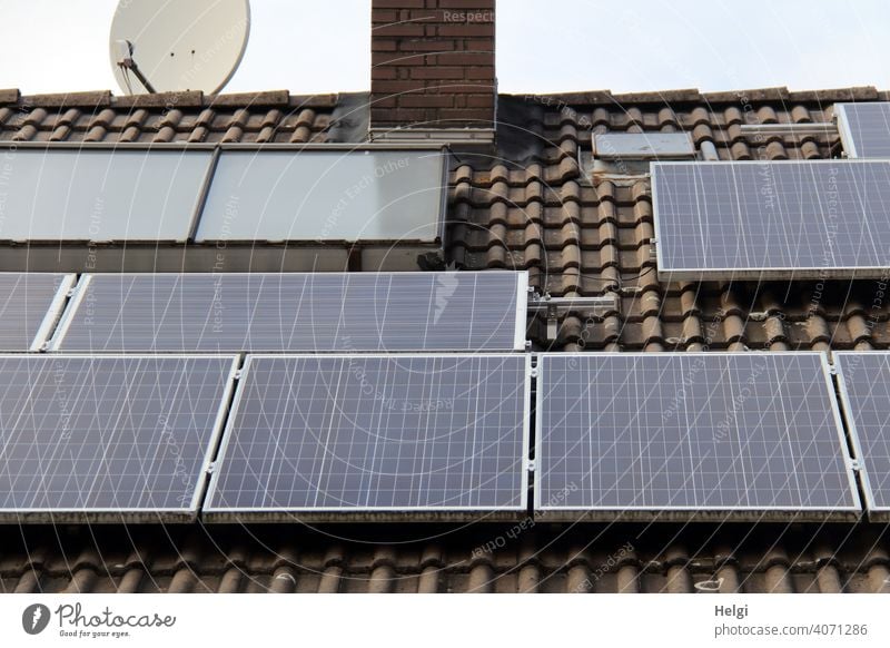 Photovoltaikanlage auf dem Dach eines Hauses II Strom Stromversorgung Energiegewinnung Sonnenenergie erneuerbare Energie Energiewirtschaft Technik & Technologie