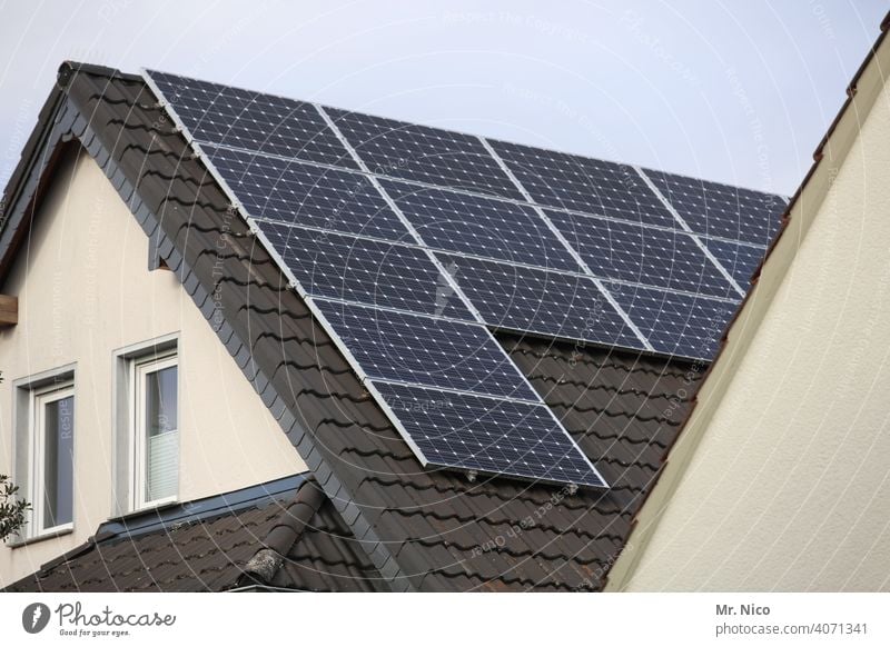 Solarzellen - Photovoltaik auf dem Dach Photovoltaikanlage grau Erneuerbare Energie Solarenergie Kraft solar Elektrizität Himmel Technik & Technologie Haus