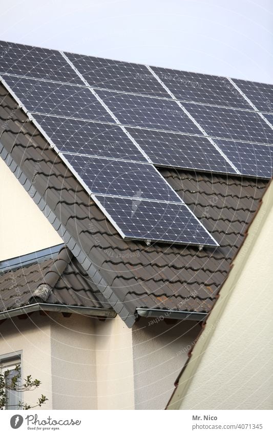Solarzellen - Photovoltaik auf dem Dach Haus Solarenergie dachpfannen heizen co2 energieverbrauch umweltschonend Energieversorgung Heizung unabhängig effizent