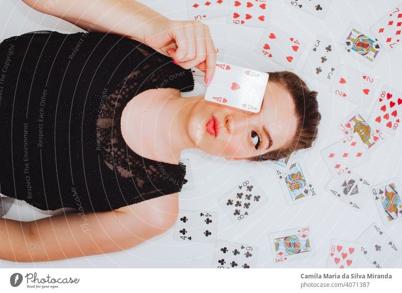 Schöne Frau mit Kartenspiel attraktiv Hintergrund schön Schönheit schwarz Blackjack Postkarte Kurhaus Schiffsdeck Entertainment Mode Mode-Modell modisch