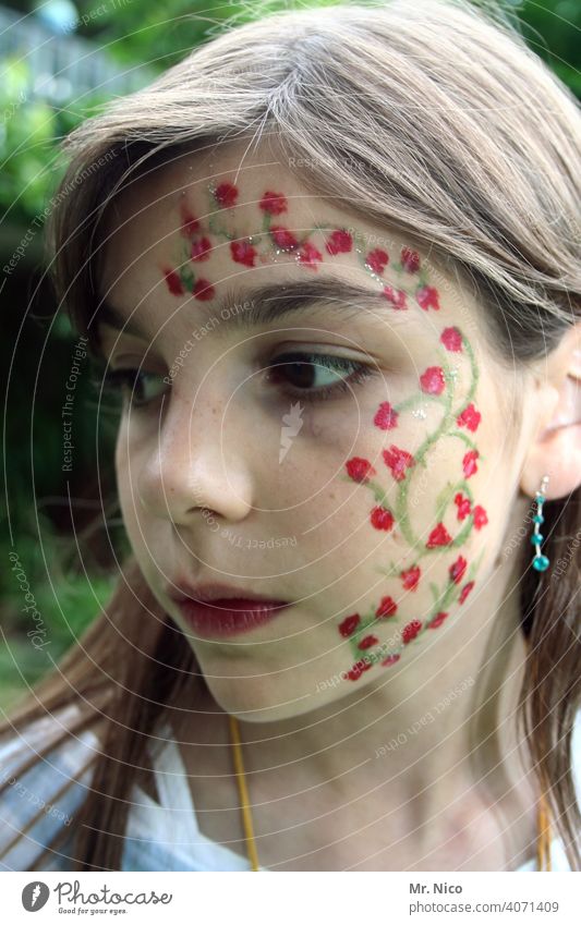 gezeichnet & gemalt | rote Rosen Blick Wegsehen Schminke Gesicht bemalt Kindheit geschminkt Gesichtsbemalung Körpermalerei Blumenmädchen Porträt verträumt