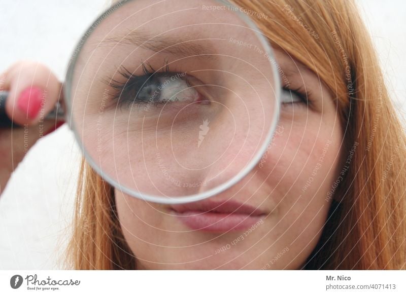 große Augen machen Lupe untersuchen Durchblick forschen vergrößert Gesicht entdecken nah schielen sehen Neugier beobachten Detektiv prüfen Suche Beobachtung