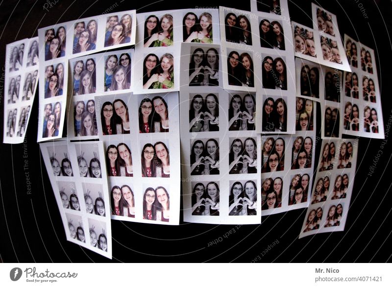 neulich im Fotoautomat Automat Fotografie Fotografieren Passbild Bitte recht freundlich Freundschaft Passbildautomat Farbfoto Grimasse selfie Porträt