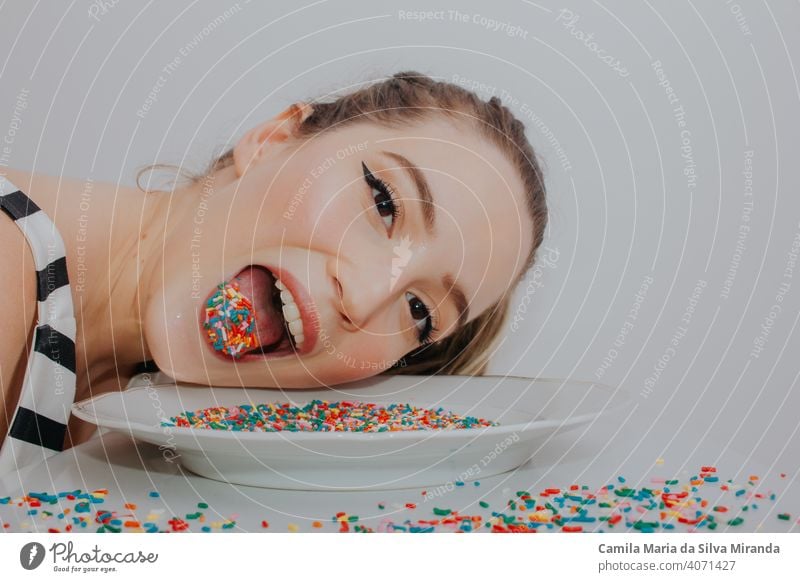 Frau mit Süßigkeiten bunte Konfetti Jahrestag Angst Hintergrund schön Geburtstag Bonbon Feier Farbe copyspace kreativ Dekoration & Verzierung Ostern Mode