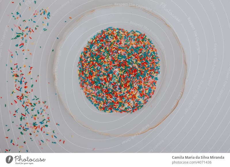 Teller mit Konfetti für Süßigkeiten Jahrestag Hintergrund Geburtstag Kuchen Tortendekoration Bonbon feiern Feier Farbe farbenfroh Konfekt Konditorei Cupcake
