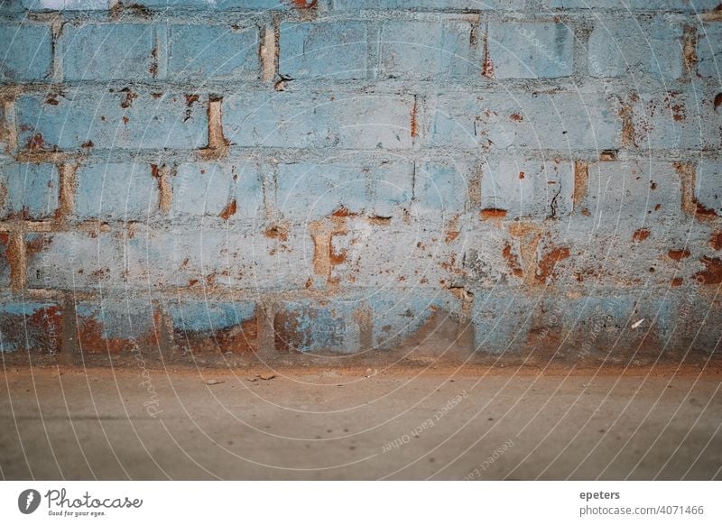 Blaue und orangefarbene Ziegelwand Antiquität Hintergrund Klotz blau Backsteinwand erbaut Textfreiraum dreckig schmutzige Ziegelmauer Grunge Grunge-Hintergrund