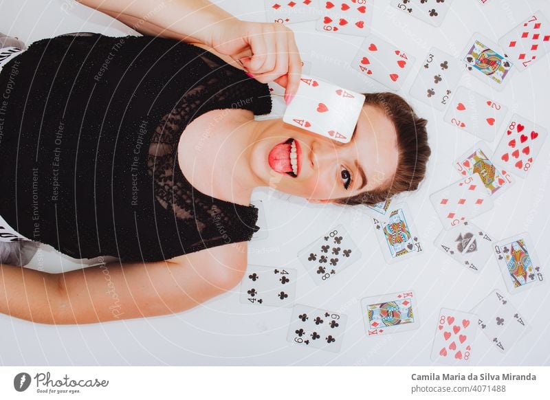 Schöne Frau mit Kartenspiel attraktiv Hintergrund schön Schönheit schwarz Blackjack Postkarte Kurhaus Schiffsdeck Entertainment Mode Mode-Modell modisch
