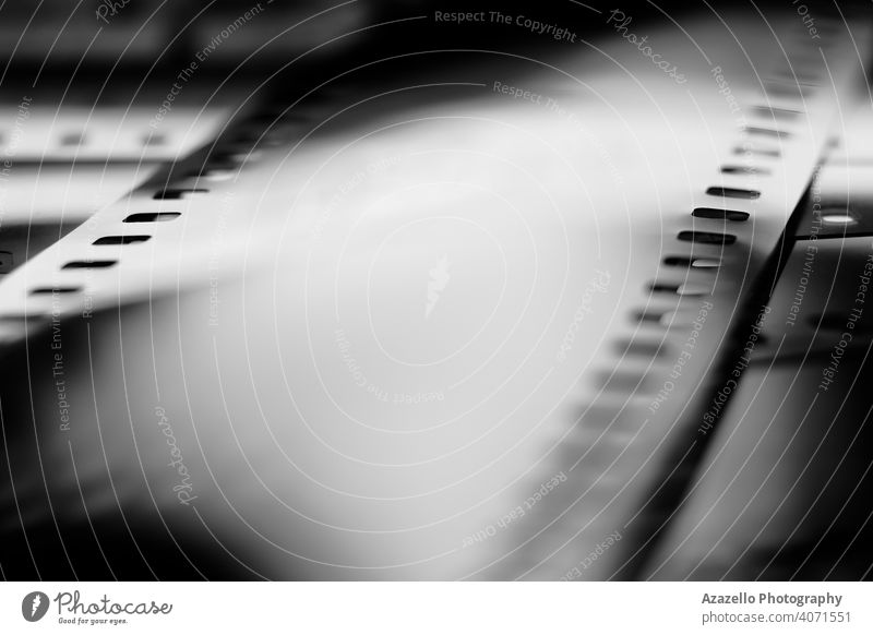 Nahaufnahme eines 35-mm-Fotofilms 120 2020 35mm abstrakt analog Hintergrund schwarz auf weiß Unschärfe verschwommen Bokeh Fotokamera Chemikalie Farbe farbenfroh