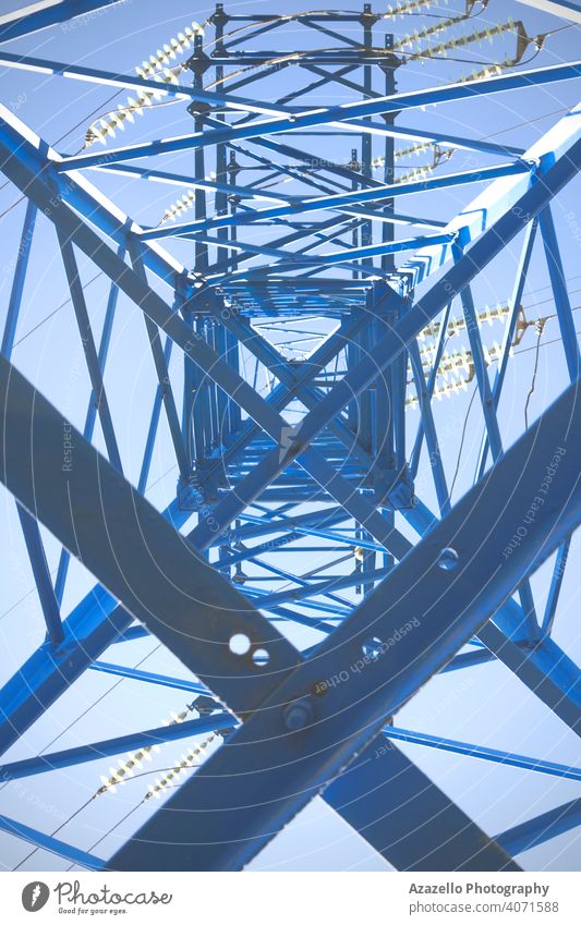 Ansicht des Eectricity-Mastes von unten. im Inneren blau Business Kabel Zivilisation aktuell Gefahr Design Verteilung Ökologie elektrisch Elektrizität Energie