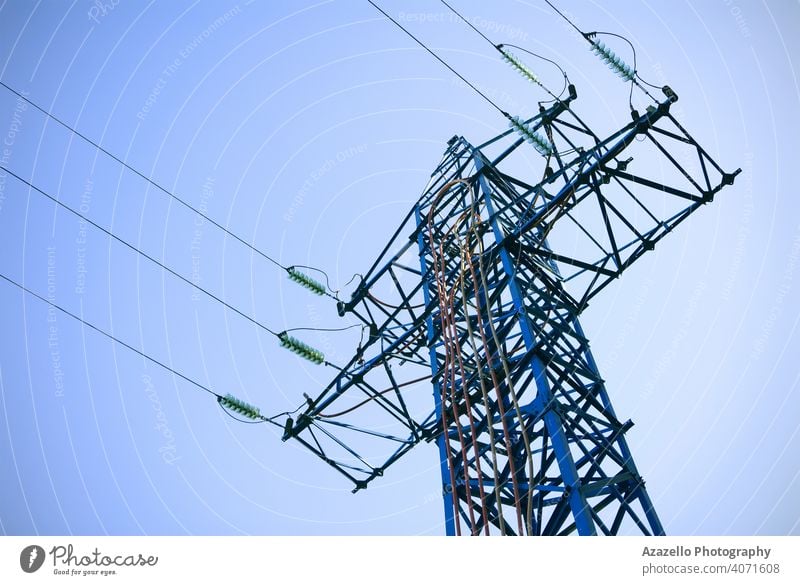 Ansicht eines Strommastes von unten. blau Business Kabel Zivilisation aktuell Gefahr Design Verteilung Ökologie elektrisch Elektrizität Energie Maschinenbau