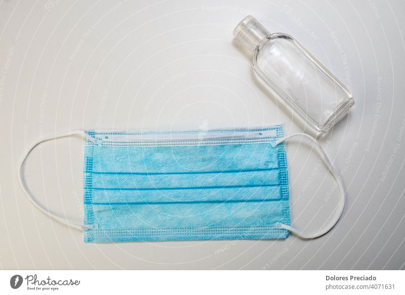 blaue OP-Maske und Flasche mit Alkohol-Gel zum Schutz vor Covid Hintergrund Mundschutz Virus COVID Gerät Quarantäne medizinisch Gesichtsmaske Seuche Coronavirus