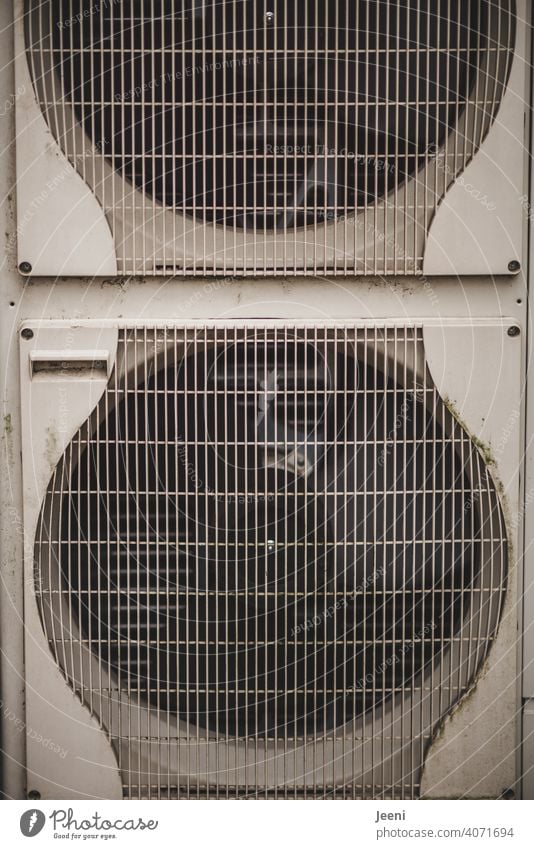 Ventilatoren einer Luftwärmepumpe an einem Einfamilienhaus | ökologische, nachhaltige, moderne und umweltfreundliche Heizung Wärmepumpe umweltschonend