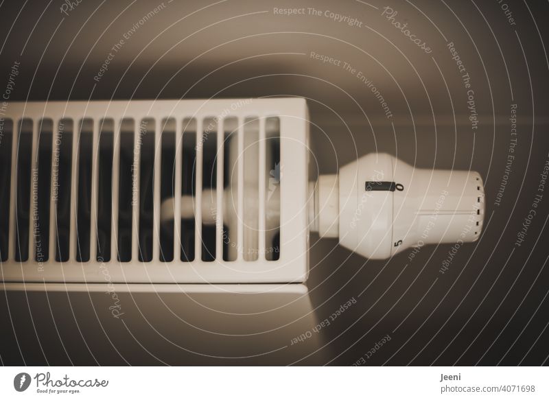 Thermostat an einem Heizkörper auf Stufe 0 eingestellt Thermostatventil Heizung null Temperatur Ventil Raum zimmer Haus Wohnung Einstellung kalte Temperatur