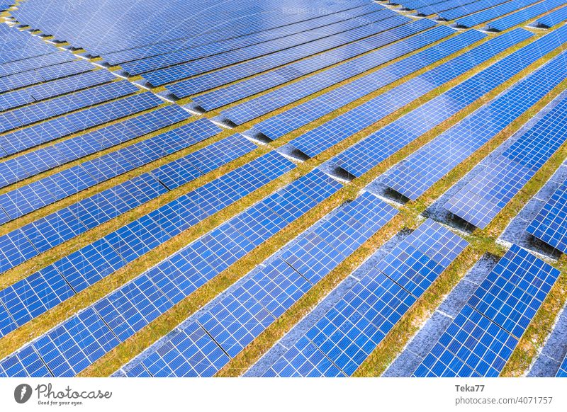 ein moderner Solarpark von oben solar Solarzellen Sonne sonnig Winter Energie Ökostrom Sonnenenergie Wolken moderne Solarzellen blau blaue Solarzellen