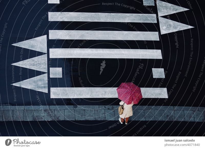 Frau mit einem Regenschirm auf dem Zebrastreifen Menschen Person regnerisch regnet Tag Regentag Wasser menschlich Fußgänger Straße Großstadt urban Bilbao