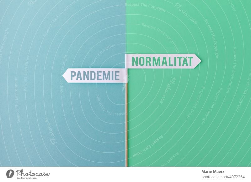 Pandemie <> Normalität | Schilder aus Papier coronavirus Corona Zukunft Vergangenheit Impfung Strategie Hoffnung Schilder & Markierungen Virus Corona-Virus