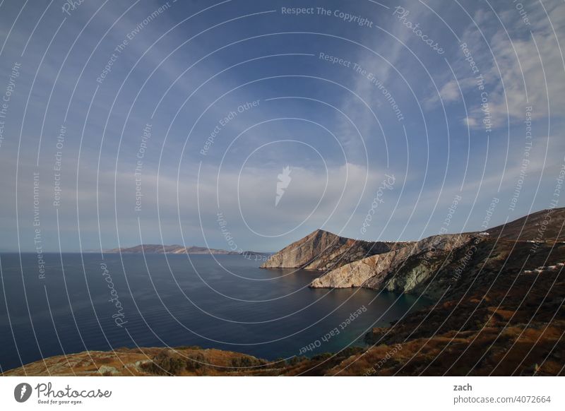 Himmel und Erde Folegandros Kykladen Griechenland Insel Ägäis Mittelmeer Meer Küste Hügel blau Felsen Schönes Wetter Wasser Felsenküste