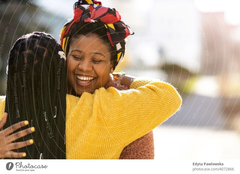 Porträt von zwei schönen glücklichen Freundinnen umarmen im Freien Vielfalt unterschiedliche Menschen Liebe Tag Positivität selbstbewusst sorgenfrei Frau jung
