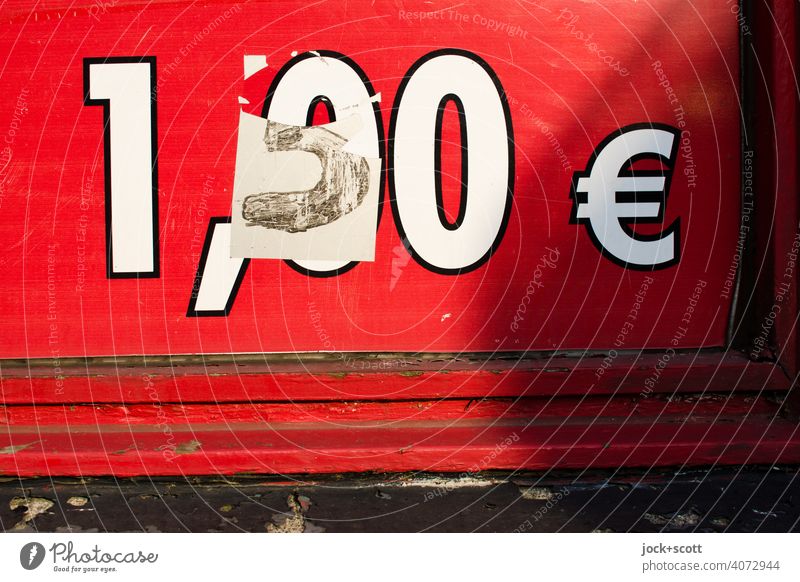 geklebte Preiserhöhung nur teilweise abgerissen Euro Wirtschaft 1.50 Schilder & Markierungen Ziffern & Zahlen rot Wandel & Veränderung Detailaufnahme Erhöhung