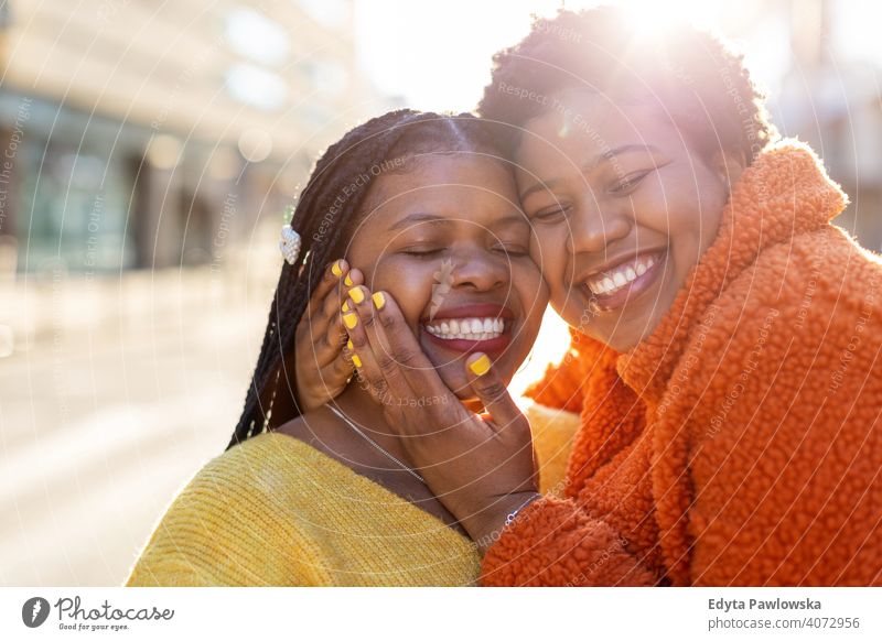 Zwei schöne afroamerikanische Frauen haben Spaß zusammen in der Stadt Vielfalt unterschiedliche Menschen Liebe im Freien Tag Positivität selbstbewusst