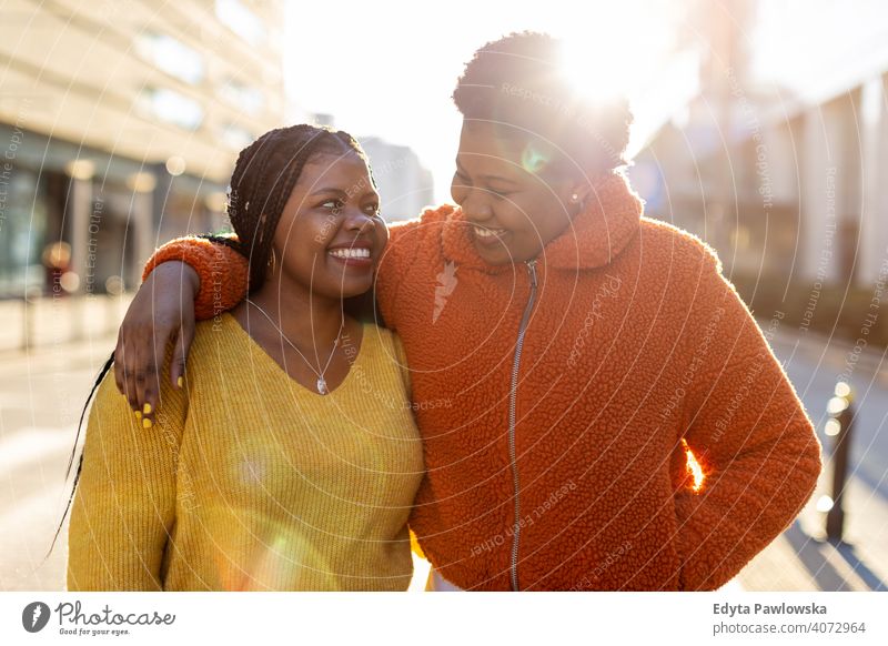 Zwei schöne afro-amerikanische Frauen in einem städtischen Stadtgebiet Vielfalt unterschiedliche Menschen Liebe im Freien Tag Positivität selbstbewusst
