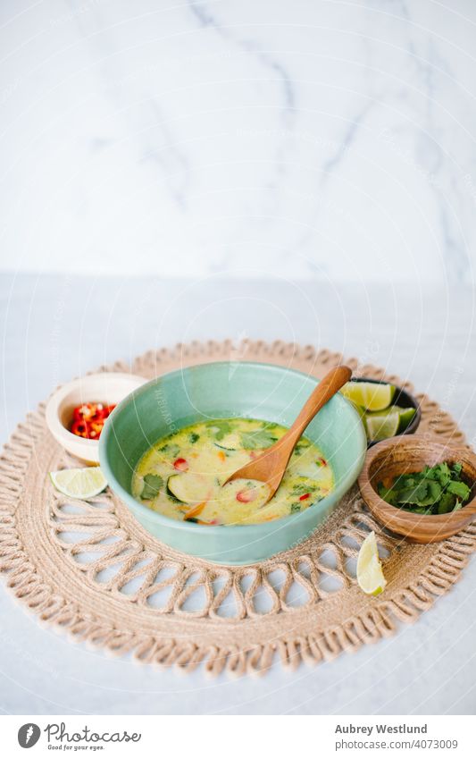 Kokosnuss Thai-Suppe auf einem weißen Hintergrund heiß asiatisch Orientalisch Lebensmittel Gesundheit Schalen & Schüsseln Mahlzeit Gemüse Ramen Abendessen