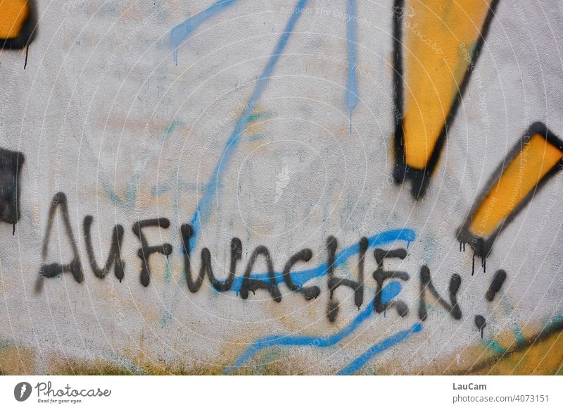 Schriftzug "Aufwachen" auf einer Wand mit Graffiti Buchstaben Ausruf Aufforderung Schlaf schlafen gelb aufwachen Morgen Bett Müdigkeit Außenaufnahme Hauswand