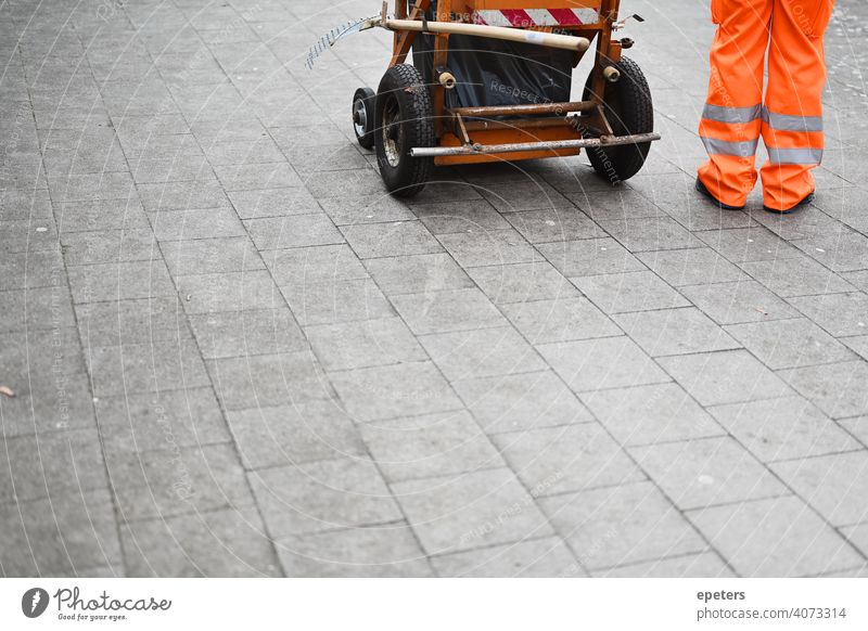 Ein Straßenreiniger steht neben seinem Reinigungswerkzeugwagen mehr Erwachsene Stiefel Besen offen Kapitalismus Großstadt Raumpfleger Reinigen Reinigungslinie