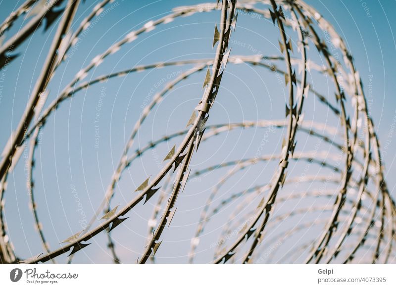 Schutzzaun aus Stacheldraht Metall Gefängnis bügeln Zaun Rasierer Stahl stechend Sicherheit Gefahr Draht Barriere mit Stacheln versehen Konzentrationslager