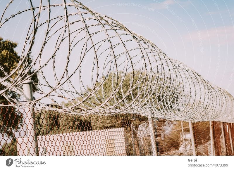 Schutzzaun aus Stacheldraht Metall Gefängnis bügeln Zaun Rasierer Stahl stechend Sicherheit Gefahr Draht Barriere mit Stacheln versehen Konzentrationslager