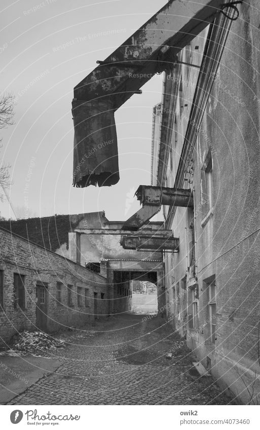 Der Tage satt Haus Fabrik Industrieanlage Fassade Ruine Gebäude Bauwerk alt dunkel grau trashig schwarz Verfall Vergänglichkeit Zahn der Zeit Außenaufnahme