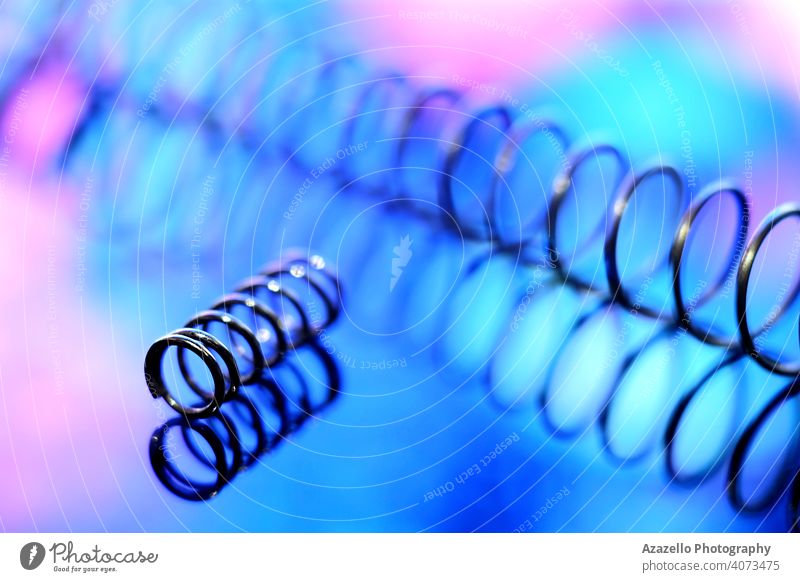Eisenspiralen in Unschärfe. Glänzende Metallfedern in der Unschärfe. abstrakt Kunst blau verschwommen Nahaufnahme aufgerollt Farbe Zusammensetzung Konzentration