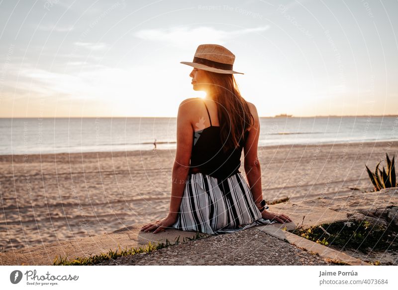 Junge Frau mit Hut am Strand im Urlaub in Südspanien Natur Sommer Meer MEER Himmel sonnig jung Fröhlichkeit natürlich Drahtlos Freizeitaktivitäten Porträt
