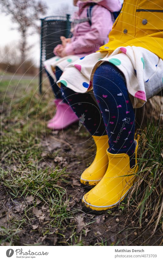 Gummistiefel im Matsch Natur Kinder Außenaufnahme Stiefel Regen Wetter schlechtes Wetter Herbst Pfütze Kindheit Freude dreckig