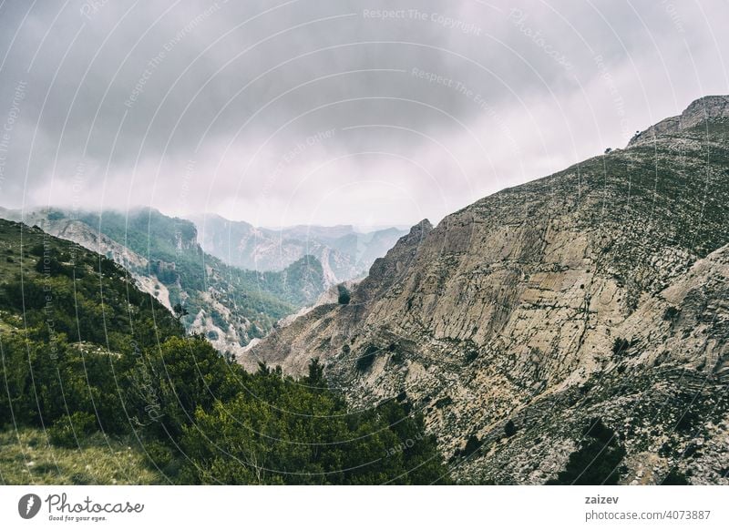 bewölkter tag mit nebel in den bergen des naturparks der häfen, in tarragona (spanien) angefressen mehrschichtig Schlucht Natur im Freien Reiseziele