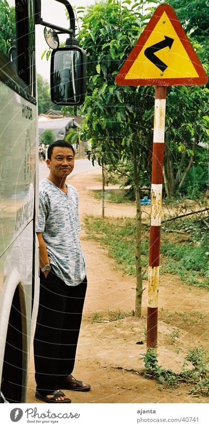 Wegweiser Straßennamenschild Orientierung Richtungswechsel Vietnam Verkehr Kurve Busfahrer