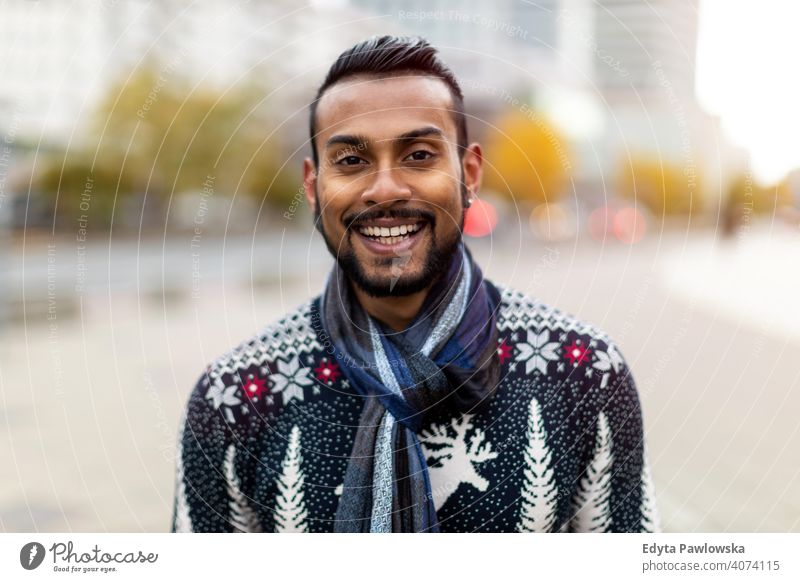 Porträt eines schönen lächelnden Mannes indische Ethnizität Blick in die Kamera Singhalesisch asiatisch Inder bärtig außerhalb Straße urban Stehen im Freien