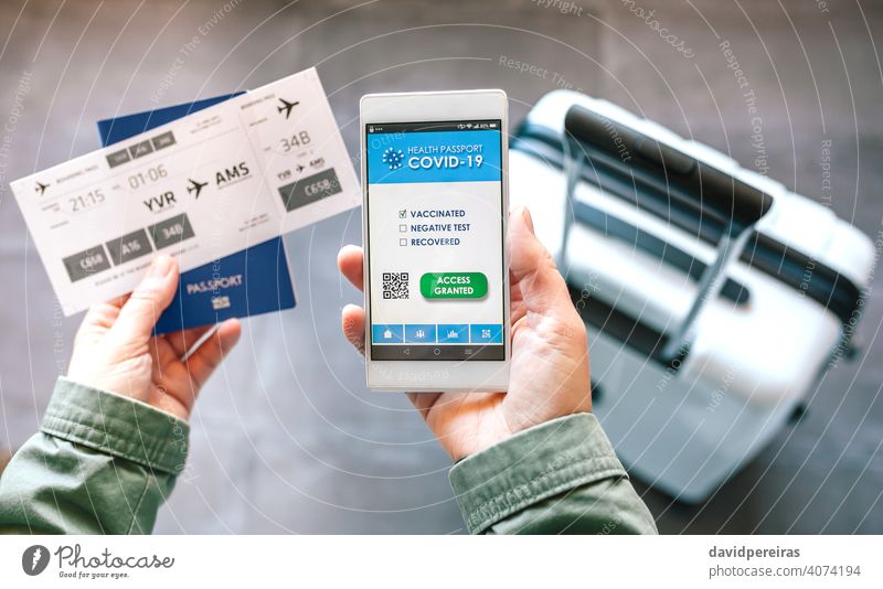 Hände, die ein Handy mit Covid-Reisepass und Bordkarte halten digitaler Grünpass Covid-Pass Mobile Gesundheitspass Feiertag Tourist unkenntlich Urlaub Flughafen