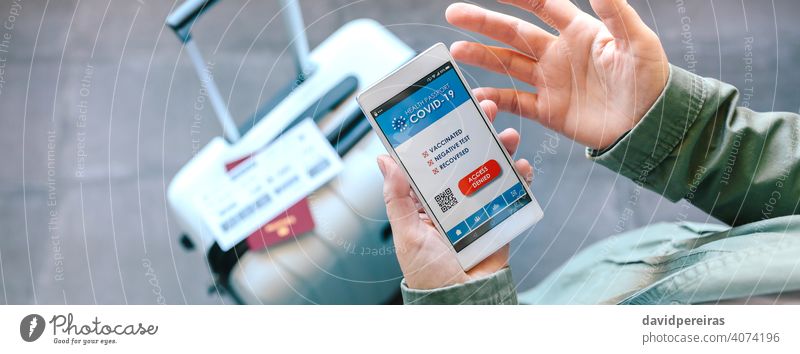 Hände halten ein Handy mit verweigert covid Reisepass Covid-Pass digitaler Grünpass Zugriff verweigert Mobile App kein Pass Flugticket unkenntlich Flughafen