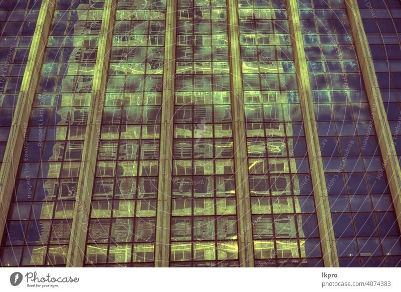 der Reflex des Wolkenkratzers im Fenster reflektorisch Palast blau Glas abstrakt Büro Licht Cloud Terrasse Stahl bügeln durchkreuzen Verzerrung schwarz Metall