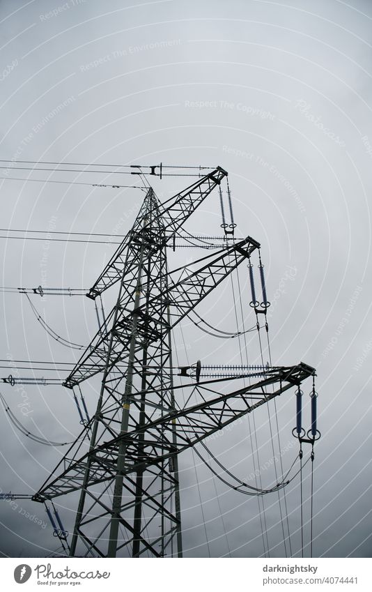 Transport von elektrischer Energie durch Kabel an einem Mast Wolken Farbfoto Leitung Technik & Technologie Hochspannungsleitung Freischwinger Fachwerkträger