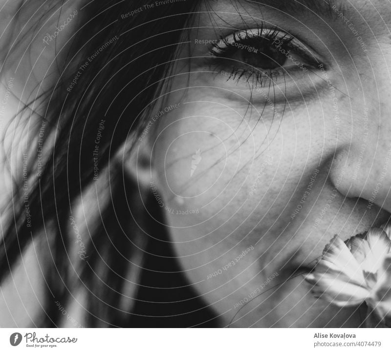 Freudenträne Porträt Mädchen Schwarzes Haar helle Augen Schwarz-Weiß-Portrait Hochformat abschließen nahe am Gesicht Tränen weinen Weinen Freudentränen