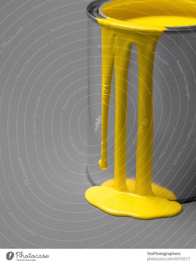 Gelbe Farbe tropft aus einer Metalldose. Farbpfütze in Nahaufnahme. 2021 Acryl Hintergrund hell Eimer Dose farbig Farben Konzept Container Textfreiraum Design