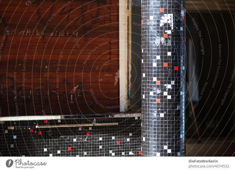 Geflieste Säule vor geschlossenen Rolladen Architektur Dunkel Fliesen Haus Mosaik grau rot schwarz weiß Fliesen u. Kacheln Muster Außenaufnahme Menschenleer